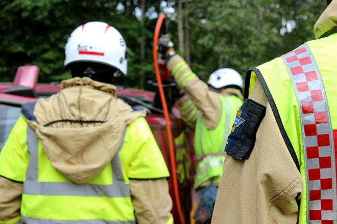 Foto på brandmän som stabiliserar upp en bil som vält