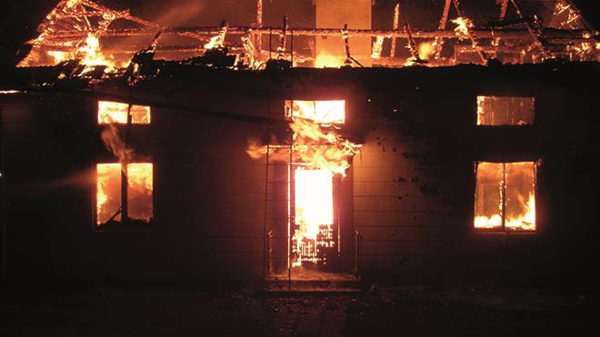 Foto på brinnande bostadshus