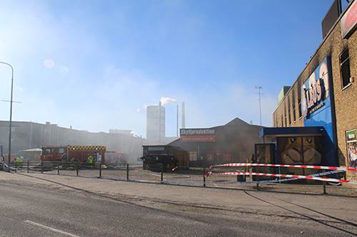 Foto från branden i en industrilokal på Evedalsgatan i Borås. 